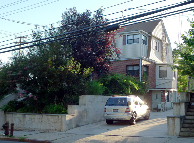 213-30 28th Ave in Flushing, NY - Foto de edificio - Building Photo