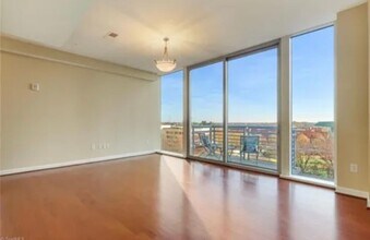 201 N Elm St in Greensboro, NC - Foto de edificio - Building Photo
