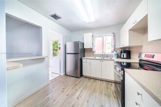 1220 NW 190th St in Miami, FL - Building Photo - Building Photo