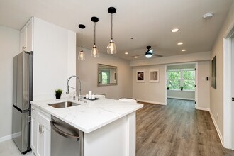 3315 Wyndham Cir, Unit 2227 in Alexandria, VA - Foto de edificio - Building Photo