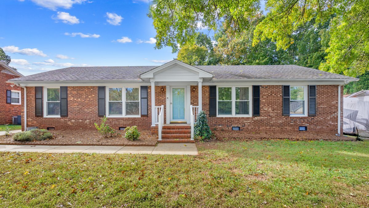 3803 Derbyshire Dr in Greensboro, NC - Building Photo