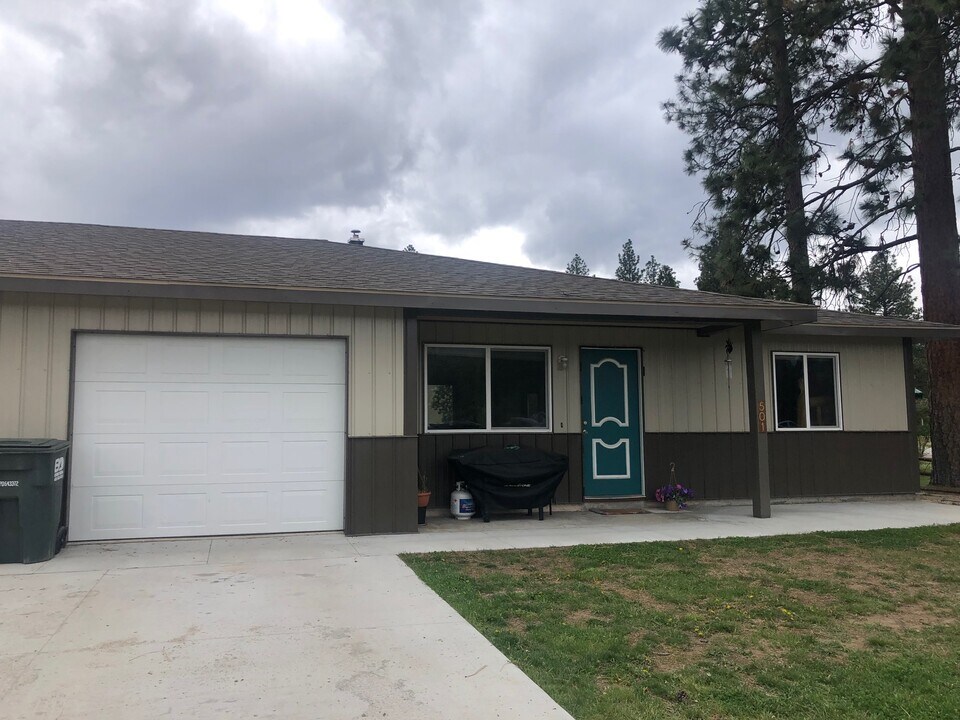 501 Water St in Darby, MT - Building Photo