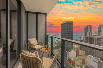 601 NE 1st Ave in Miami, FL - Building Photo - Building Photo