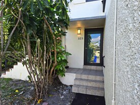 323 SW 31st Ct in Miami, FL - Building Photo