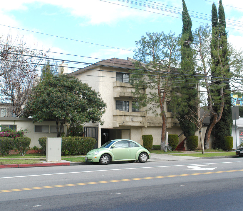 12121 Moorpark St in Studio City, CA - Building Photo