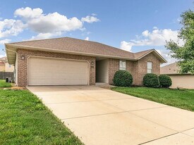 1907 Holly Springs Ave in Nixa, MO - Building Photo