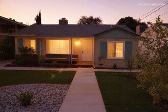 10333 Jordan Ave in Chatsworth, CA - Foto de edificio - Building Photo
