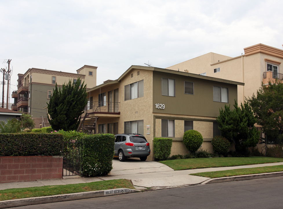 1629 Brockton Ave in Los Angeles, CA - Foto de edificio