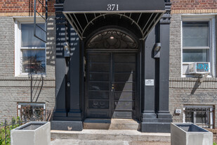 371 Irving Ave in Brooklyn, NY - Foto de edificio - Building Photo