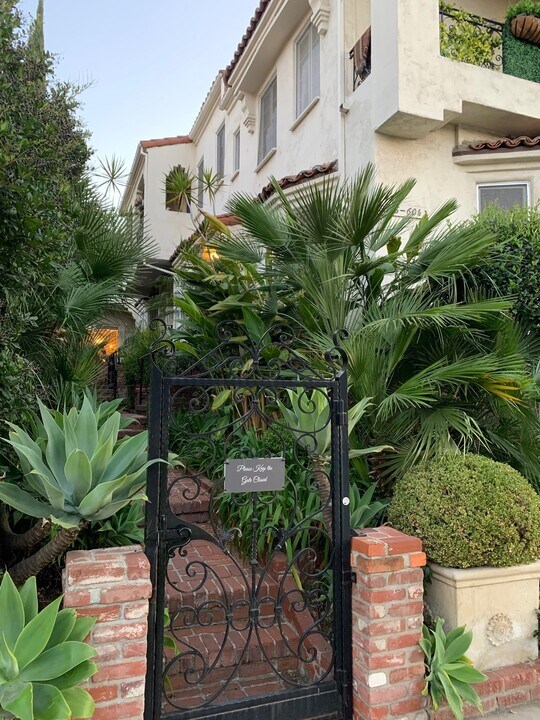 9560 1/2 W Olympic Blvd in Beverly Hills, CA - Foto de edificio