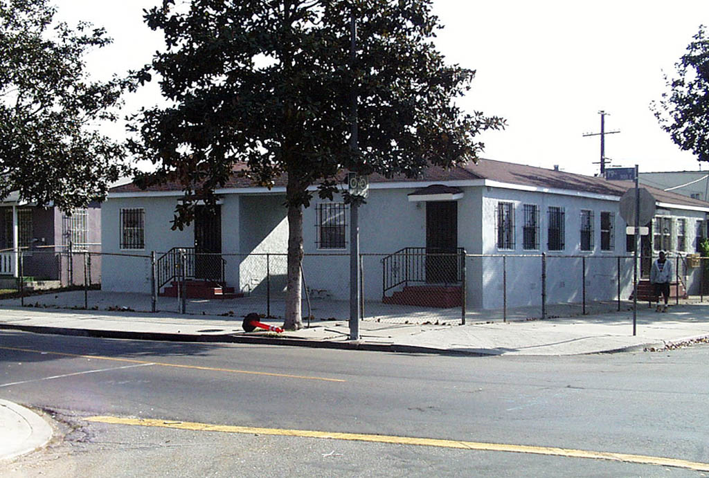 900 E 79th St in Los Angeles, CA - Building Photo