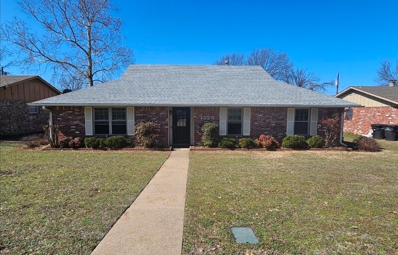 1223 Guinn Ln in Bartlesville, OK - Building Photo
