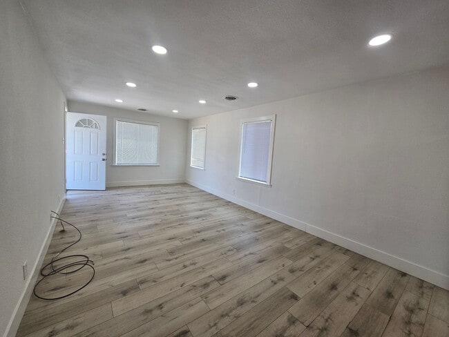 805 E Ivy St in Hanford, CA - Building Photo - Building Photo