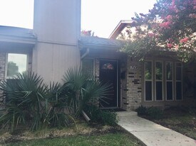 7508 Highmont St in Dallas, TX - Building Photo