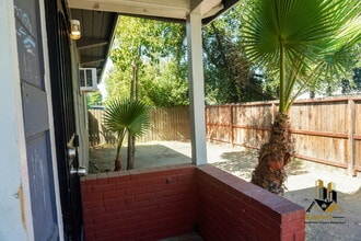 697 Santiago Ave in Sacramento, CA - Foto de edificio - Building Photo