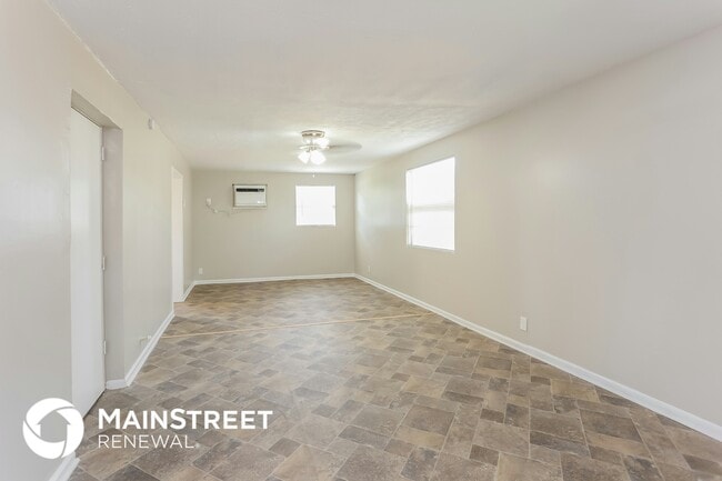 4653 Haldis Ave in Jacksonville, FL - Foto de edificio - Building Photo