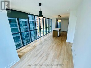 110 Charles St E in Toronto, ON - Building Photo - Building Photo