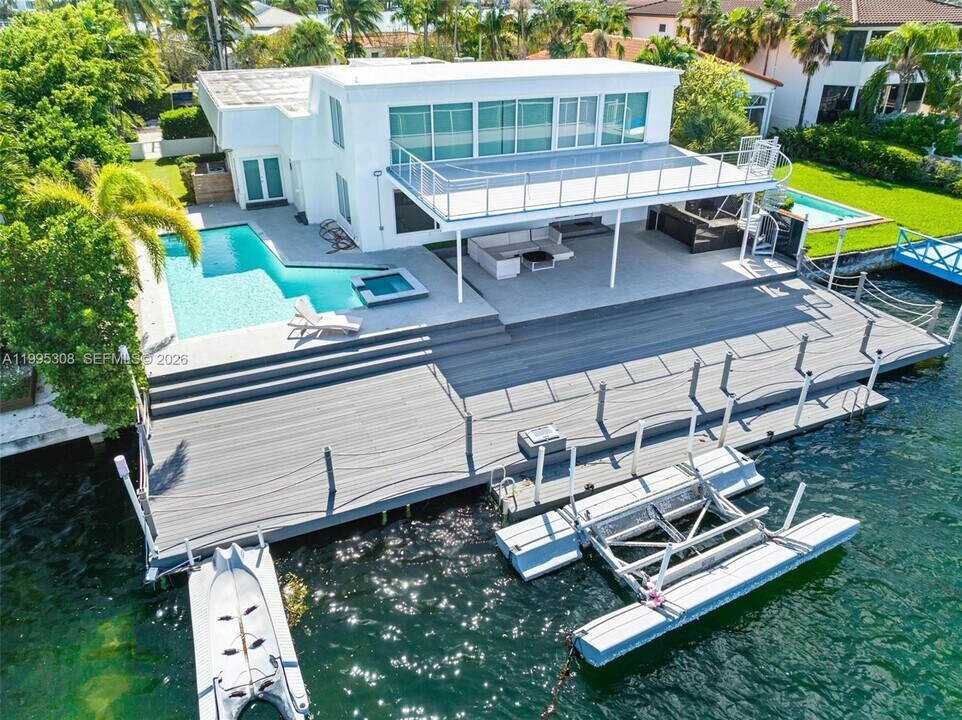 1055 Stillwater Dr in Miami Beach, FL - Building Photo