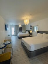 240 76th St in Miami Beach, FL - Foto de edificio - Building Photo