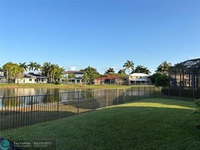 2550 Jardin Terrace in Weston, FL - Foto de edificio - Building Photo