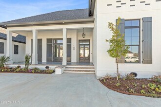 109 Trailing Oaks Dr in Youngsville, LA - Building Photo - Building Photo