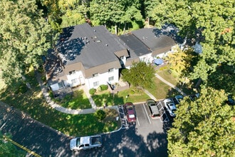 Bretton Woods in Coram, NY - Foto de edificio - Building Photo