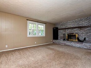 916 W Valley Ct in Springfield, MO - Building Photo - Building Photo