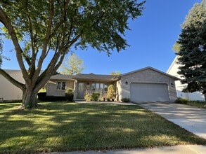 4563 Camelot Dr in Dubuque, IA - Foto de edificio - Building Photo