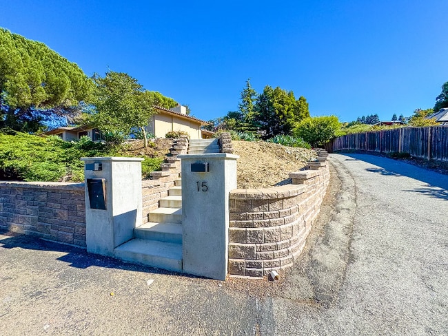 15 Lupine Way in Hillsborough, CA - Building Photo - Building Photo