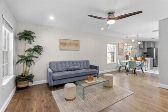 8611 Davis Oaks Trail in Austin, TX - Building Photo - Building Photo
