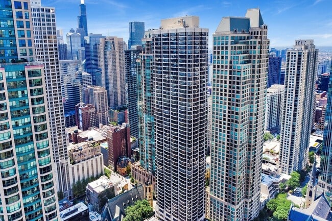 30 E Huron St, Unit 3206 in Chicago, IL - Building Photo - Building Photo