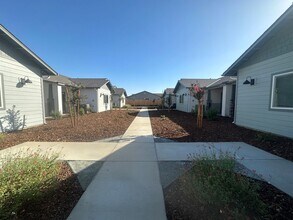 514 S Summit St-Unit -514 S. Summit St. #101 in Visalia, CA - Building Photo - Building Photo
