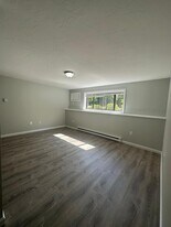 435 Sunderland Rd in Worcester, MA - Building Photo