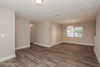 7421 Deepwood Dr N in Jacksonville, FL - Building Photo - Building Photo