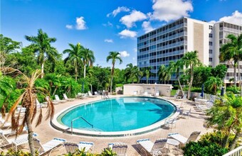 1 Bluebill Ave, Unit 604 in Naples, FL - Foto de edificio - Building Photo