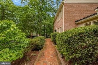 12000 Trotter Ln in Reston, VA - Building Photo - Building Photo