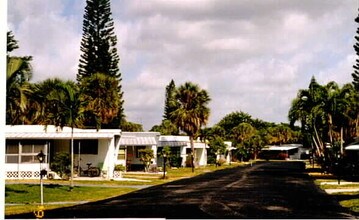 Pinetree Park Mobile Home Park in Deerfield Beach, FL - Building Photo - Building Photo