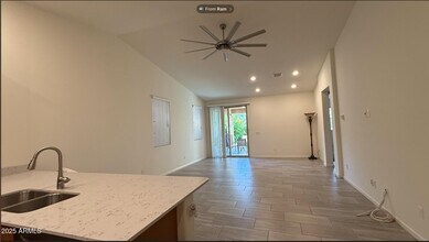 5352 W Desert Hollow Dr in Phoenix, AZ - Building Photo - Building Photo
