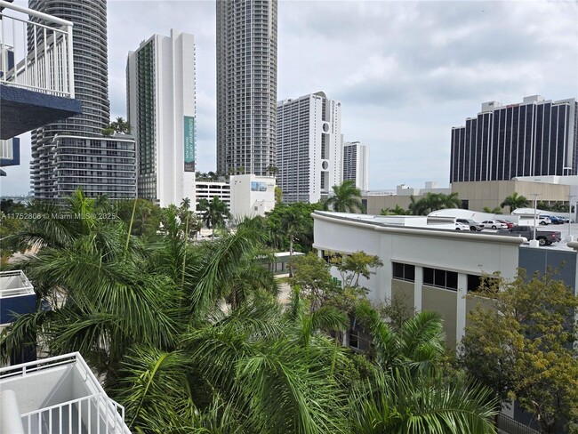 275 NE 18th St, Unit 503 in Miami, FL - Building Photo - Building Photo