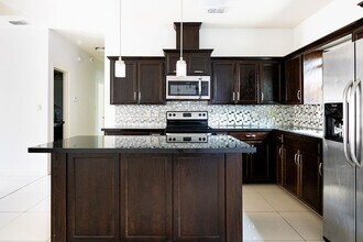 1707 W Smith Dr, Unit 2 in Pharr, TX - Foto de edificio - Building Photo