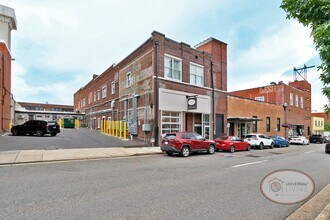 The Henry on Main in Johnson City, TN - Foto de edificio - Building Photo