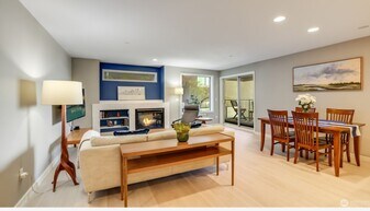 511 W Mercer Pl, Unit 204 in Seattle, WA - Building Photo