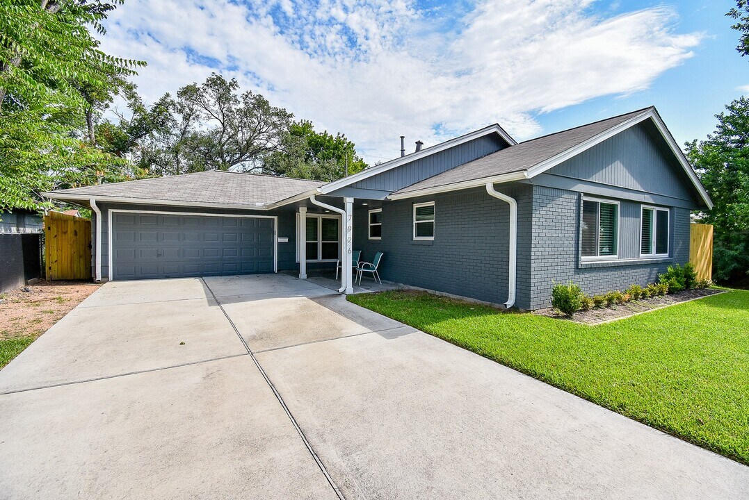 7926 Ridgeview Dr in Houston, TX - Building Photo