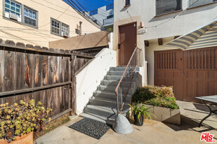 852 1/2-852-1/2 N Edinburgh Ave in Los Angeles, CA - Building Photo - Building Photo