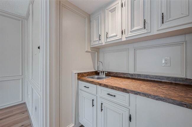 property at 2727 Raintree Dr