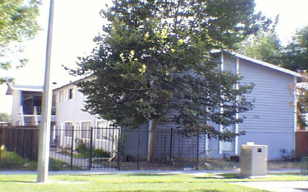 369 W Jackson St in Rialto, CA - Building Photo