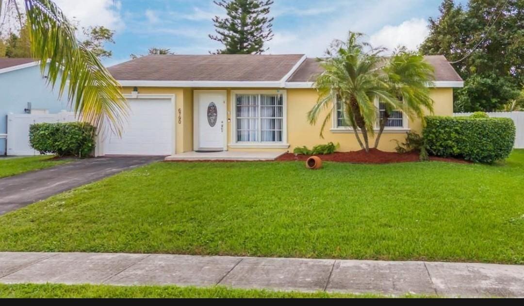 6790 NW 24th Ct in Margate, FL - Building Photo