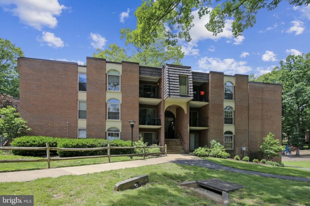 3328 Woodburn Village Dr, Unit 32 in Annandale, VA - Building Photo