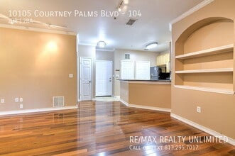10105 Courtney Palms Blvd in Tampa, FL - Foto de edificio - Building Photo