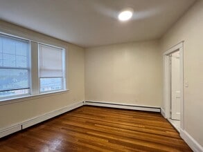 220 Massachusetts Ave, Unit 4 in Arlington, MA - Building Photo - Building Photo